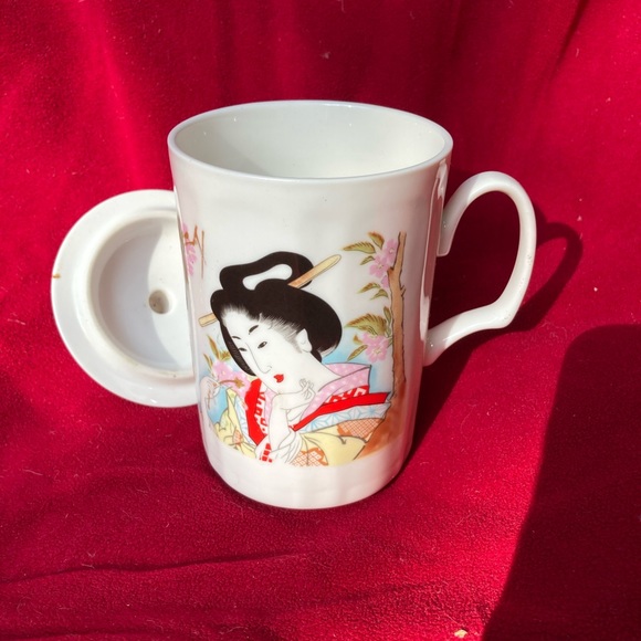 ***NOT AVAILABLE***. Chuan Kuo / CK Bone China Covered Mug w/ Geisha Woman - Picture 4 of 4